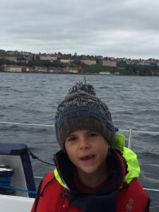 Luc, le matelot du bord, porte fi&egrave;rement son gilet !