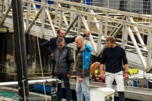 Paul, Denis, David et Jean-Marie surveillent le peson