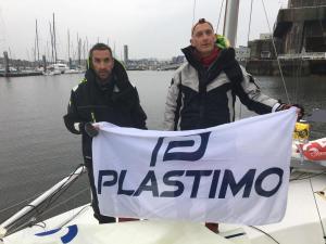 C'est qui le gars &agrave; droite de Fabrice ?